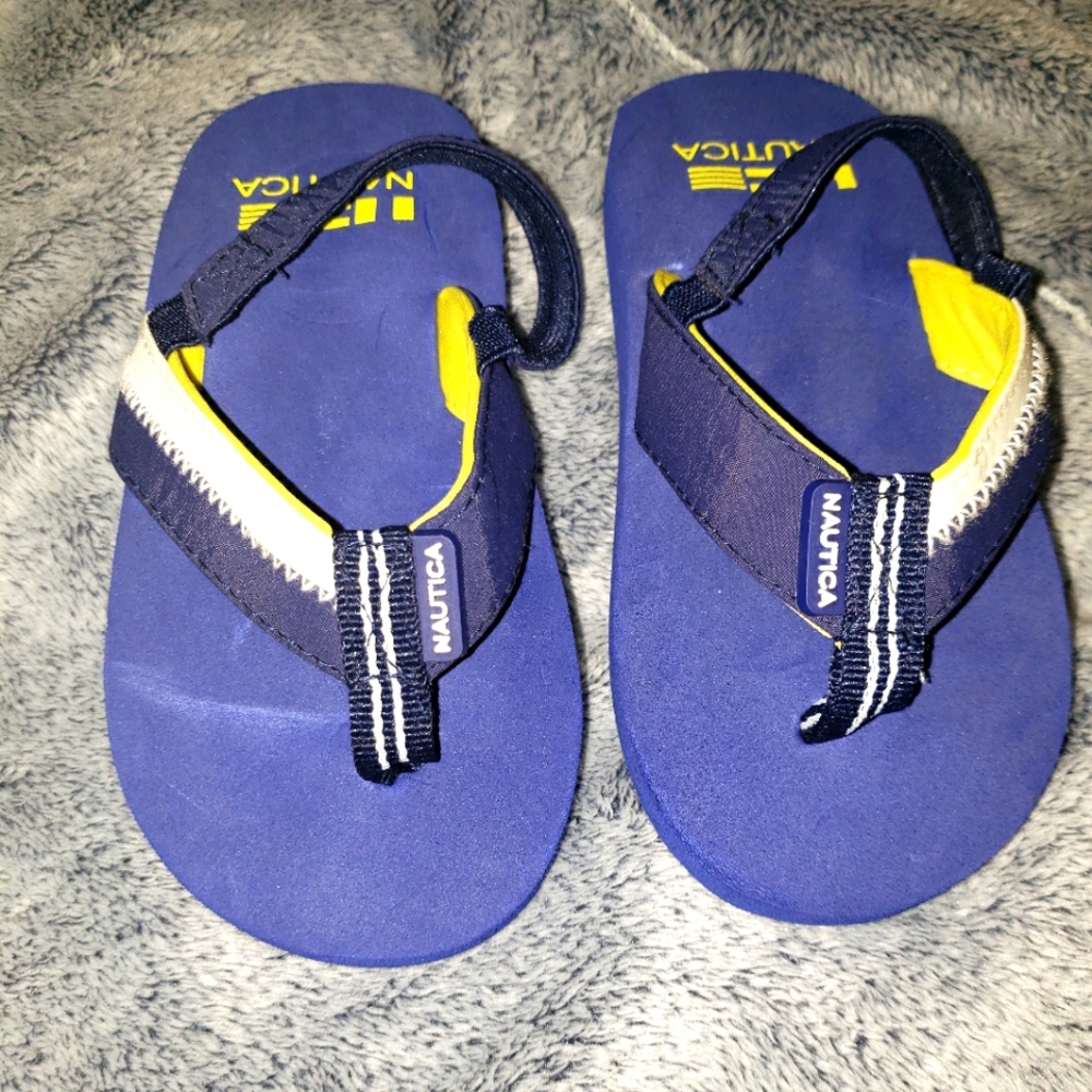 Nautica toddlers size 9 flip flops